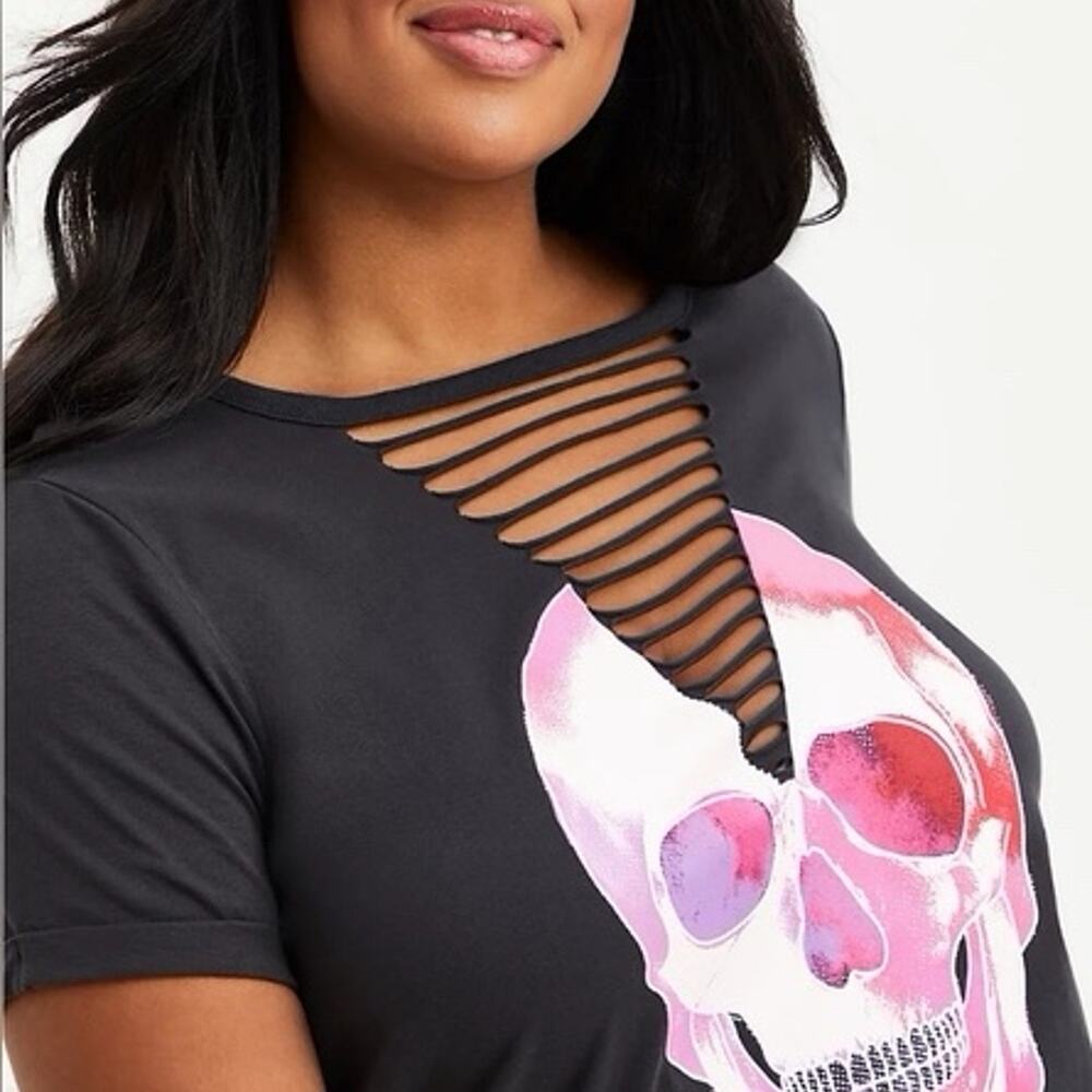 Women's TORRID Black Skull Graphic T-Shirt Slim Fit Size 2